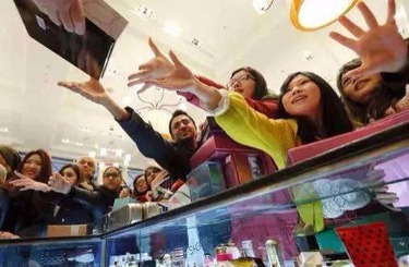复古啄木鸟操屄视频中国人依然爱赴日旅游 消费已由爆买转向网购